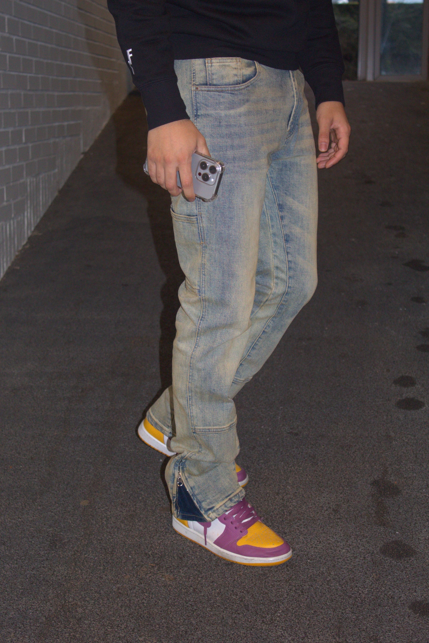 STRAIGHT DISTRESSED DENIM JEANS